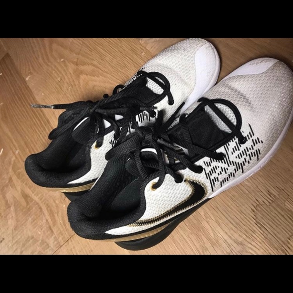 Kyrie flytrap basketball shoes